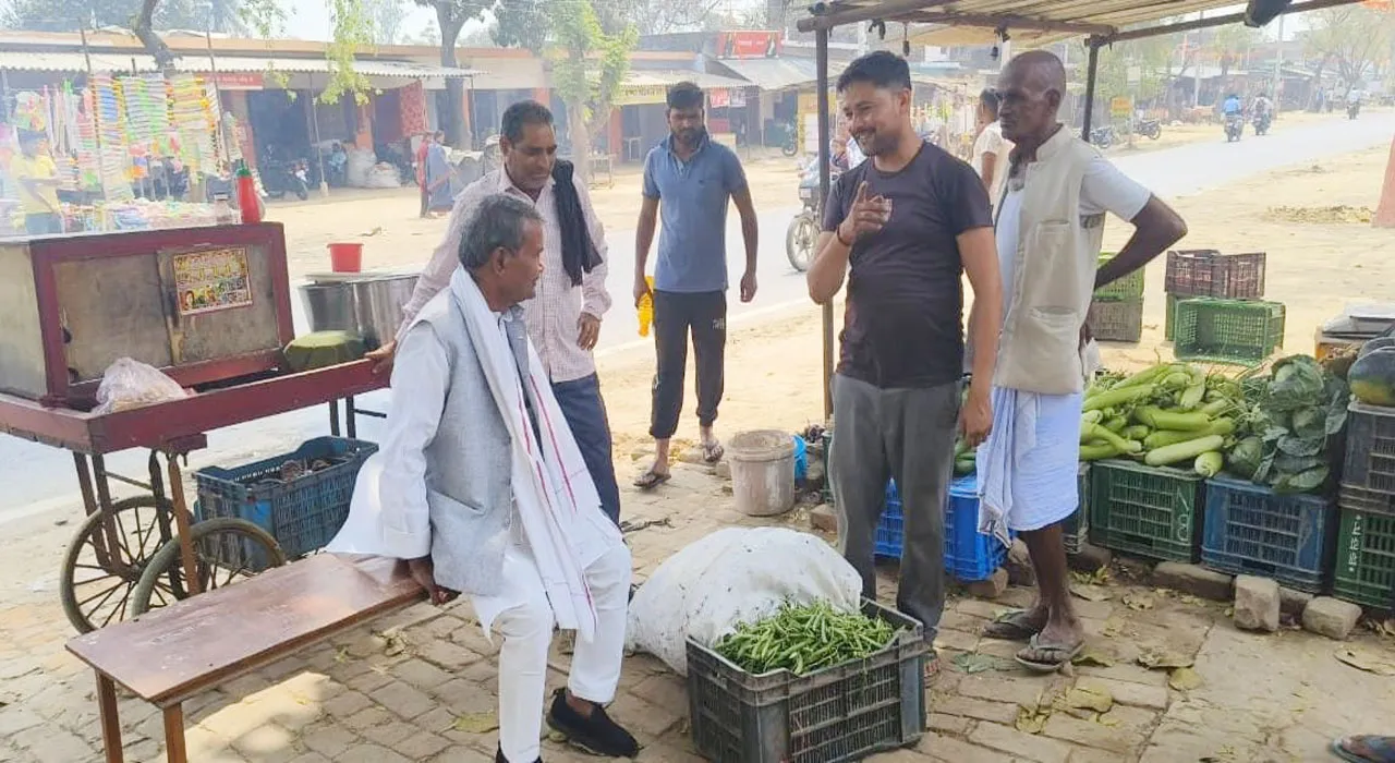 गोंडा: पूर्व मंत्री का महंगाई से हुआ सामना!, चाट की दुकान पर बैठकर सब्जी का भाव पूछा और बिना खरीदे चले गए!