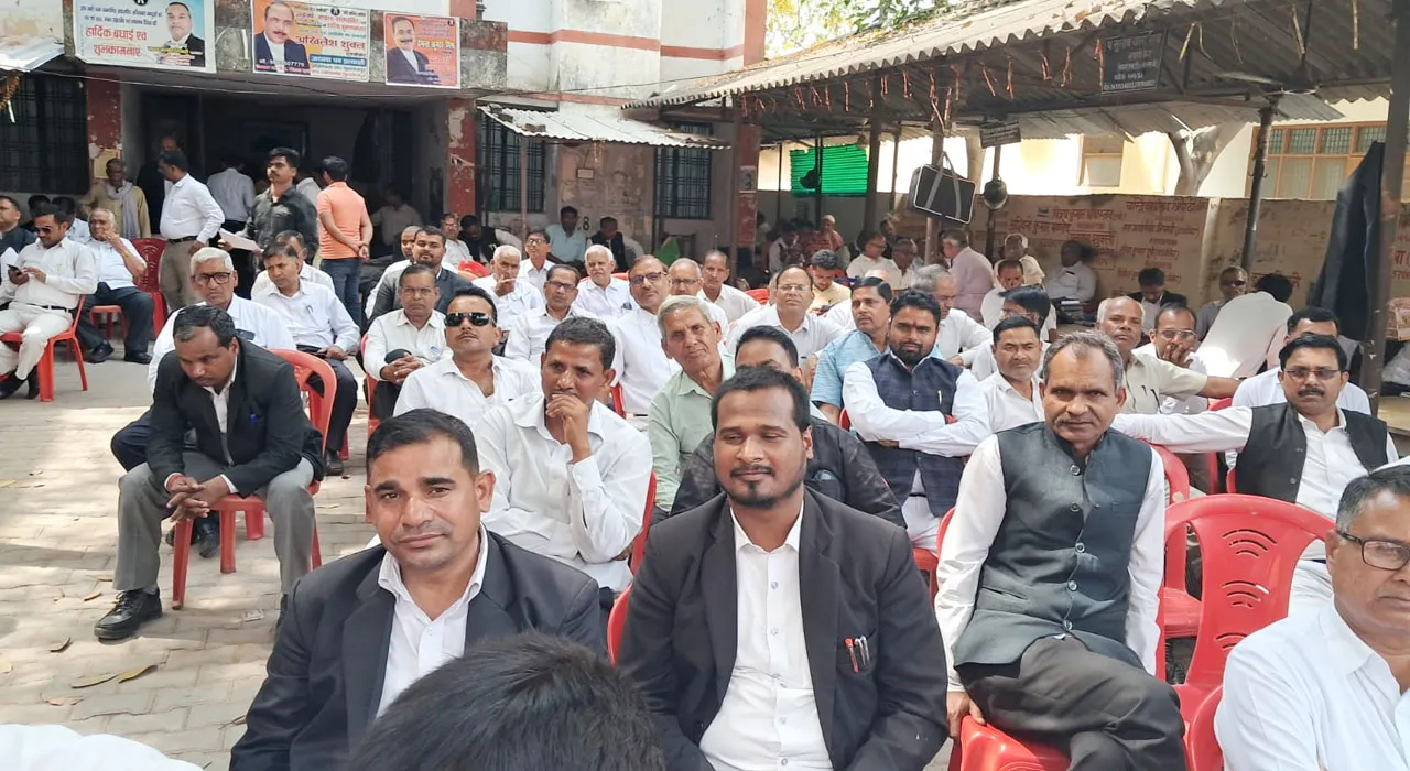 सुलतानपुर: ज्यूडिशरी ट्रांसफर से नाराज वकीलों ने किया महासम्मेलन, कहा- जारी रहेगी हड़ताल... 