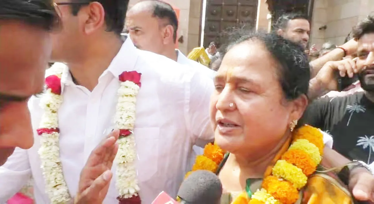 वाराणसी: मुख्तार की मौत के बाद कृष्णानंद राय के घर पर जश्न का माहौल, पत्नी अलका व बेटे पीयूष ने लिए बाबा विश्वनाथ के दर्शन