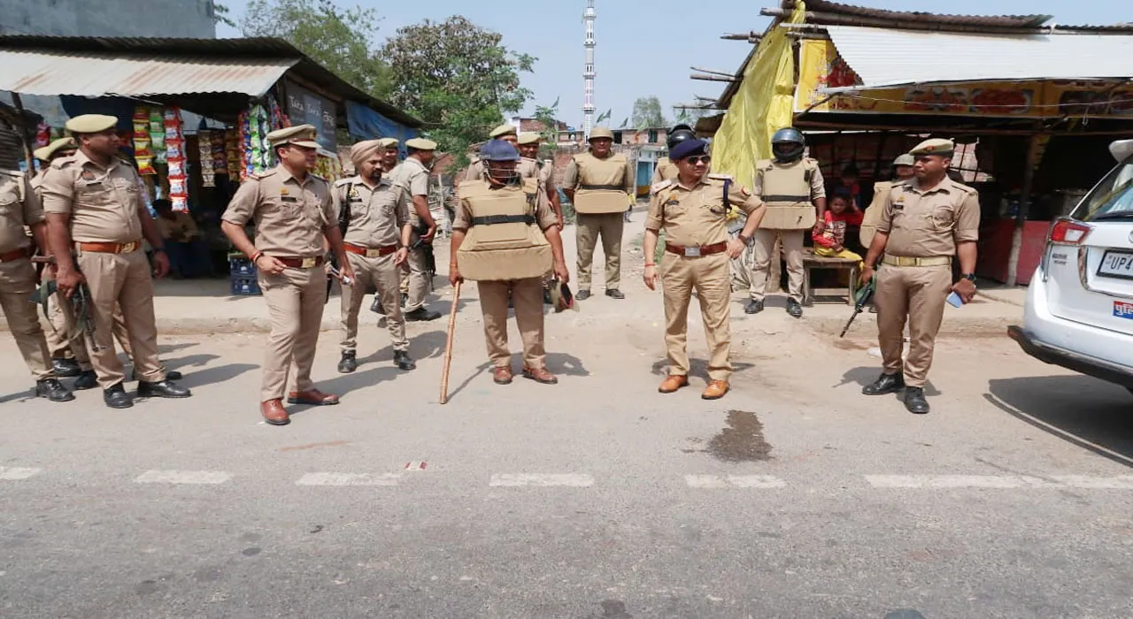 श्रावस्ती: एसपी ने जिले का भ्रमण कर लिया सुरक्षा व्यवस्था का जायजा, फ्लैग मार्च कर जनता में जगाया सुरक्षा का भरोसा