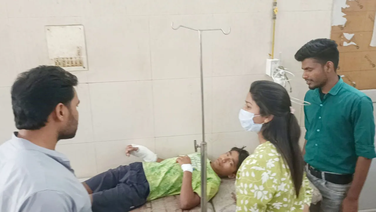 बहराइच: पेड़ से गिरे किशोर के हाथ में आरपार हो गया सरिया, डॉक्टरों ने आपरेशन कर निकाला