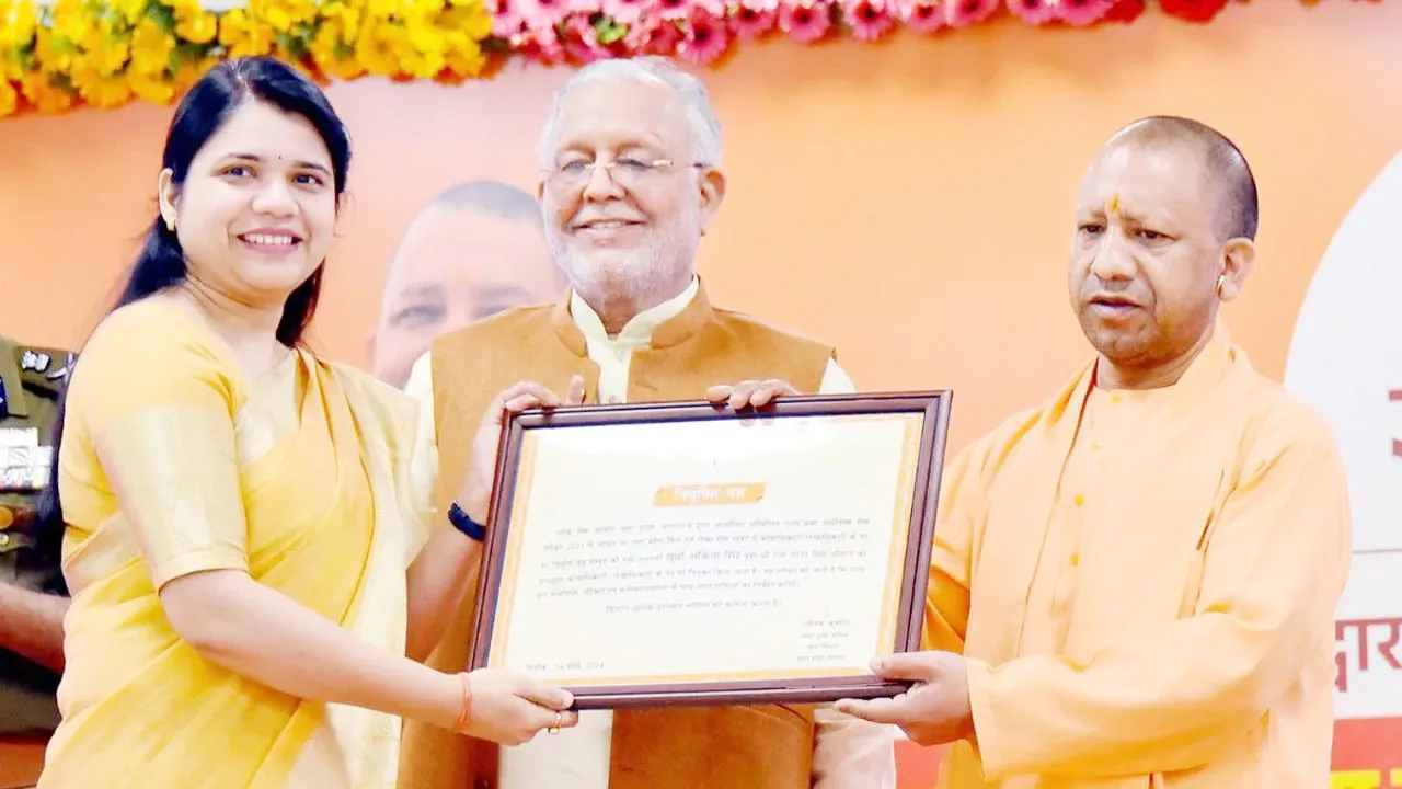 सीएम योगी ने 96 नव चयनित अधिकारियों को बांटे नियुक्ति पत्र, कहा- ईमानदारी से करें काम, मिलेगा जनता का आशीर्वाद