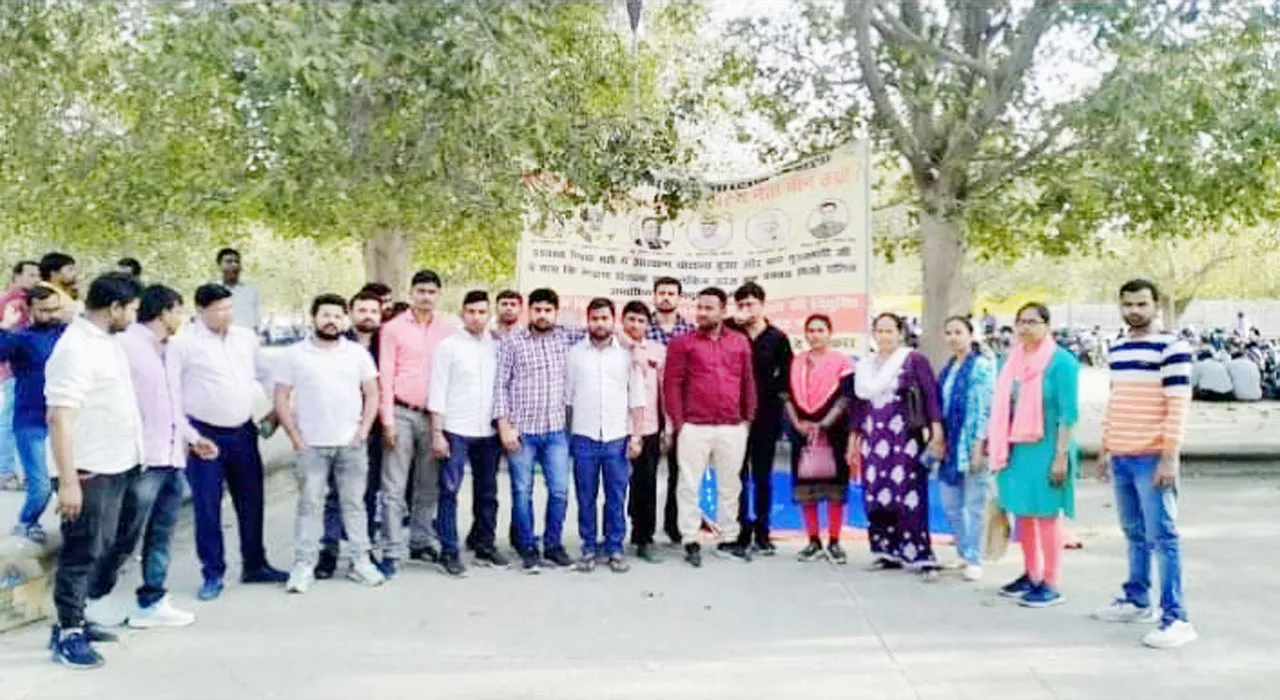 69000 शिक्षक भर्ती: आरक्षित वर्ग के शिक्षक अभ्यर्थियों का 640 दिन से चल रहा धरना स्थगित, एक दूसरे के गले लगकर फूट-फूटकर रोए सभी, देखें मार्मिक video