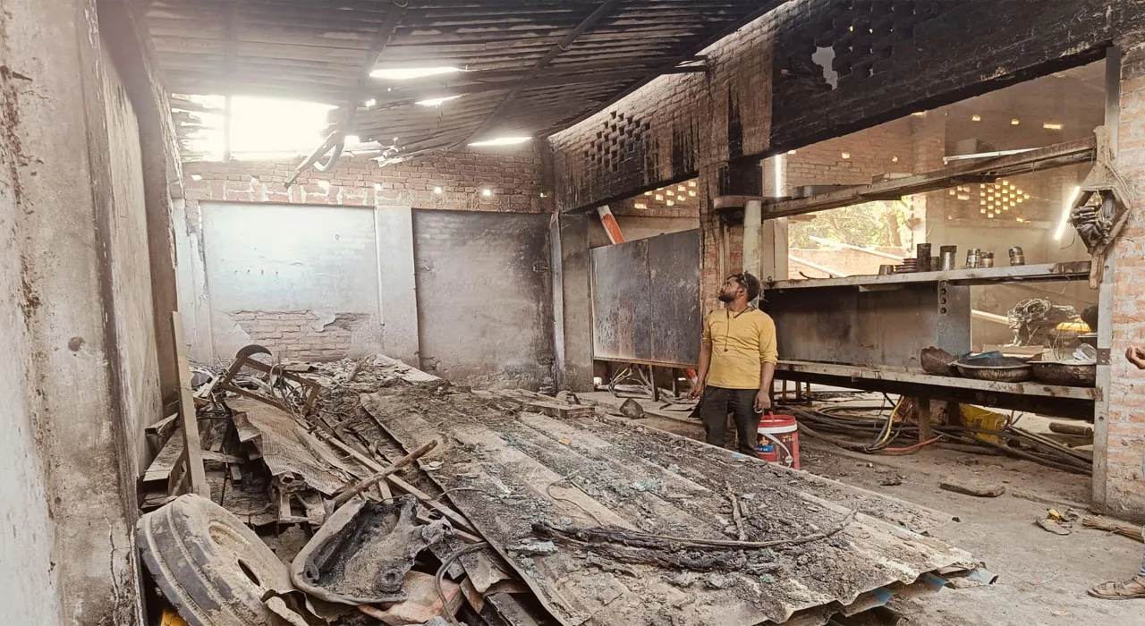 अयोध्या: बगास फैक्ट्री में शार्ट सर्किट से लगी आग, एक श्रमिक झुलसा, हुई भारी क्षति