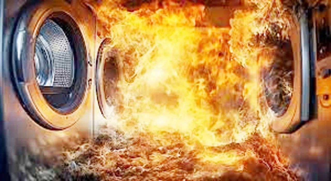 लखनऊ: वॉशिंग मशीन में शार्ट सर्किट से फ्लैट में लगी आग, दमकल कर्मियों ने सीढ़ी लगाकर बमुश्किल बचाई परिवार की जान 