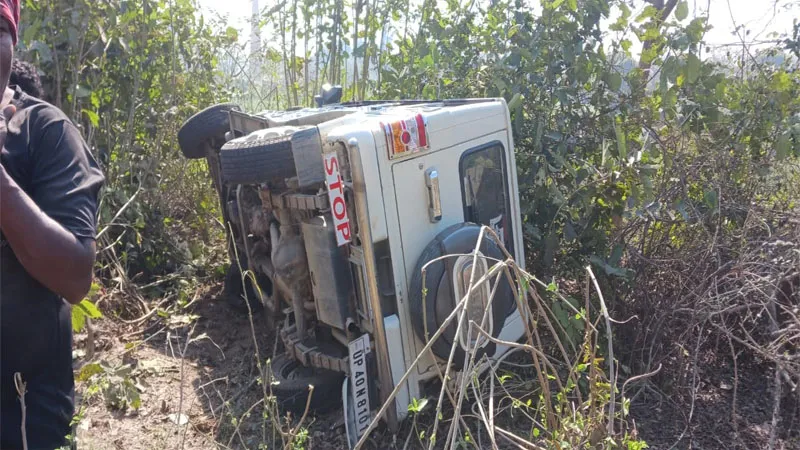 सुलतानपुर: एलपीजी वाहन को टक्कर मारकर पलटी बोलेरो, नौ घायल, कोहराम