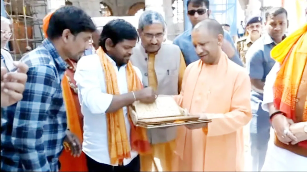 सीएम योगी पहुंचे अयोध्या, किए भगवान रामलला के दर्शन, उड़ीसा के रामभक्त ने मुख्यमंत्री को दी अद्भुत भेंट, देखें video 