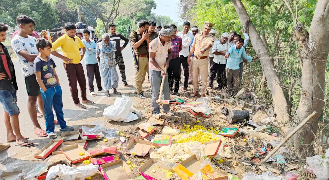 बहराइच: पुलिस ने भारी मात्रा में नकली मिठाई और खोया किया बरामद, वाहन जांच में मिला यह सामान, कराया नष्ट... 