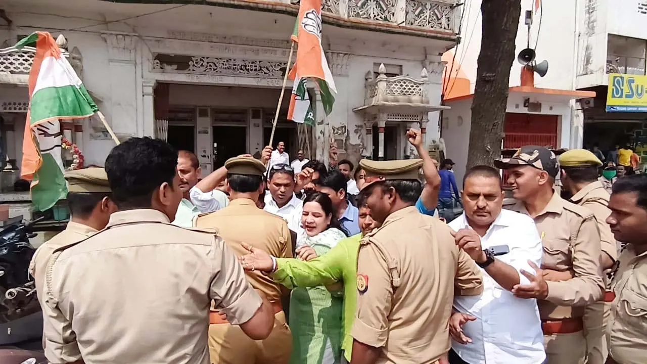 अयोध्या: विरोध प्रदर्शन के लिए निकले कांग्रेस कार्यकर्ताओं को पुलिस ने कार्यालय के बाहर रोका, बाहर से ही की नारेबाजी
