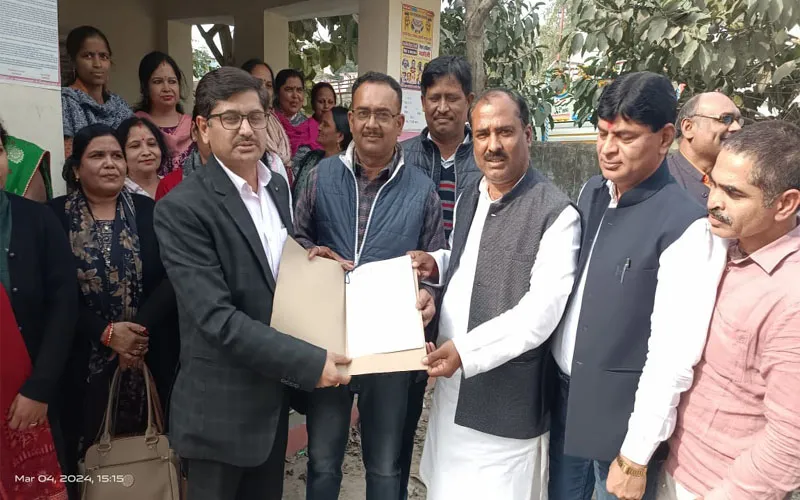 अयोध्या: मांगों को लेकर शिक्षकों ने किया प्रदर्शन, सौंपे ज्ञापन