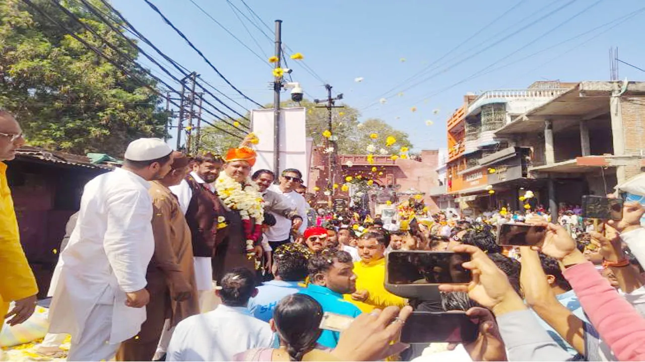 झांसी: महाशिवरात्रि पर धूमधाम से निकाली गयी शिव बारात, भोले बाबा के भक्तों पर नागरिकों समेत मुस्लिमों ने बरसाए फूल