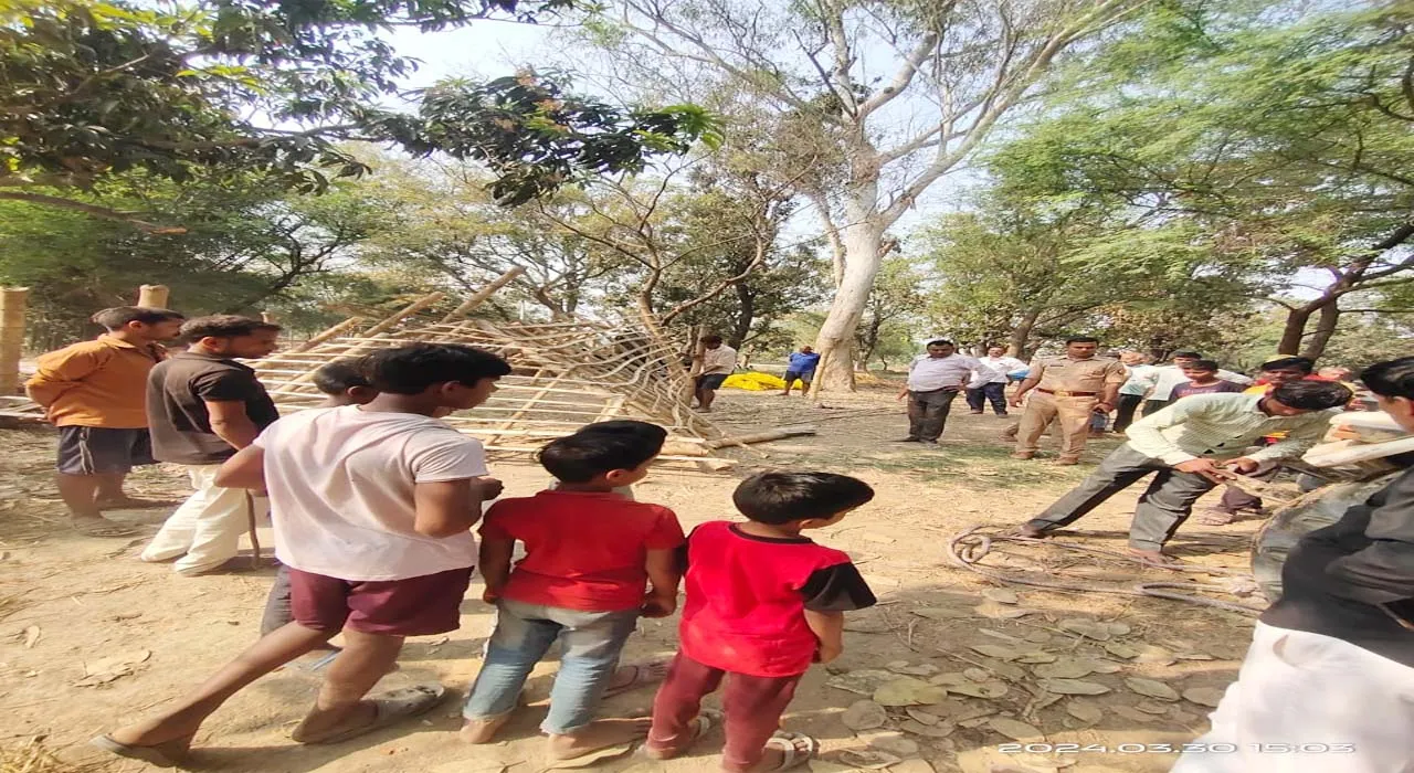 बहराइच: खलिहान की जमीन से पुलिस ने हटवाया कब्जा, कोर्ट के आदेश पर प्रशासन ने की कार्रवाई