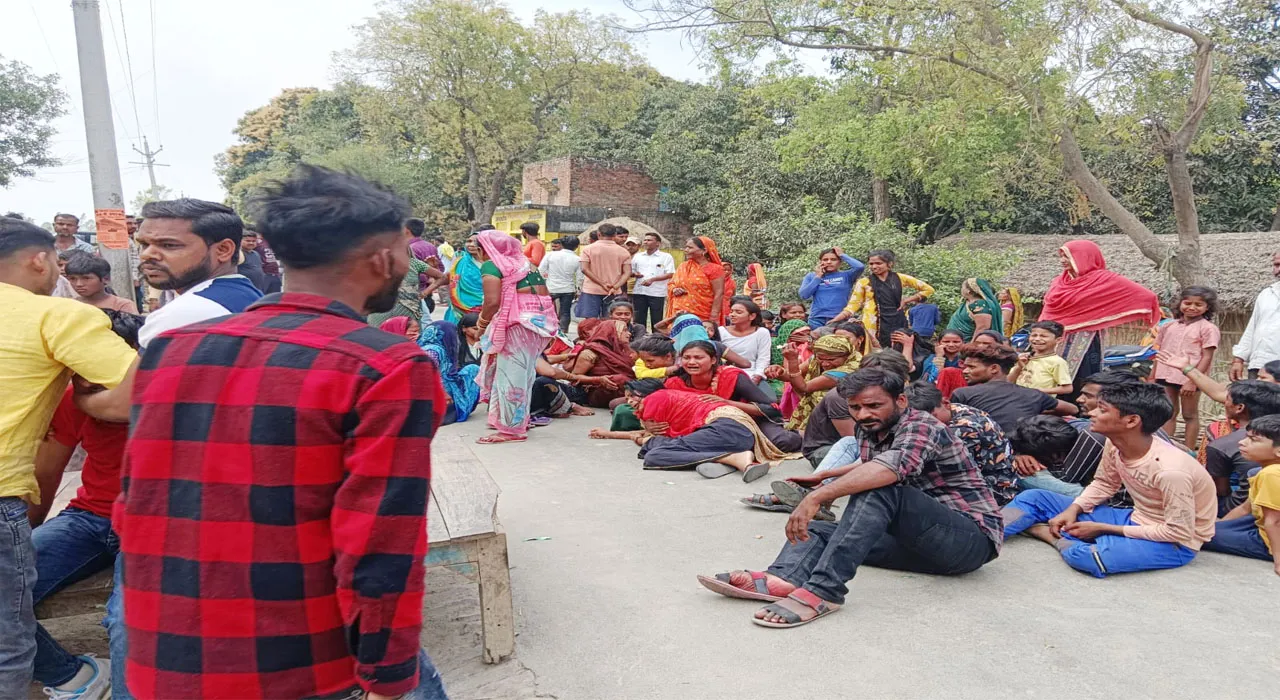 अयोध्या: सड़क किनारे लहूलुहान मिला अधेड़ का शव, परिजनों ने लगाया हत्या का आरोप, लगाया जाम