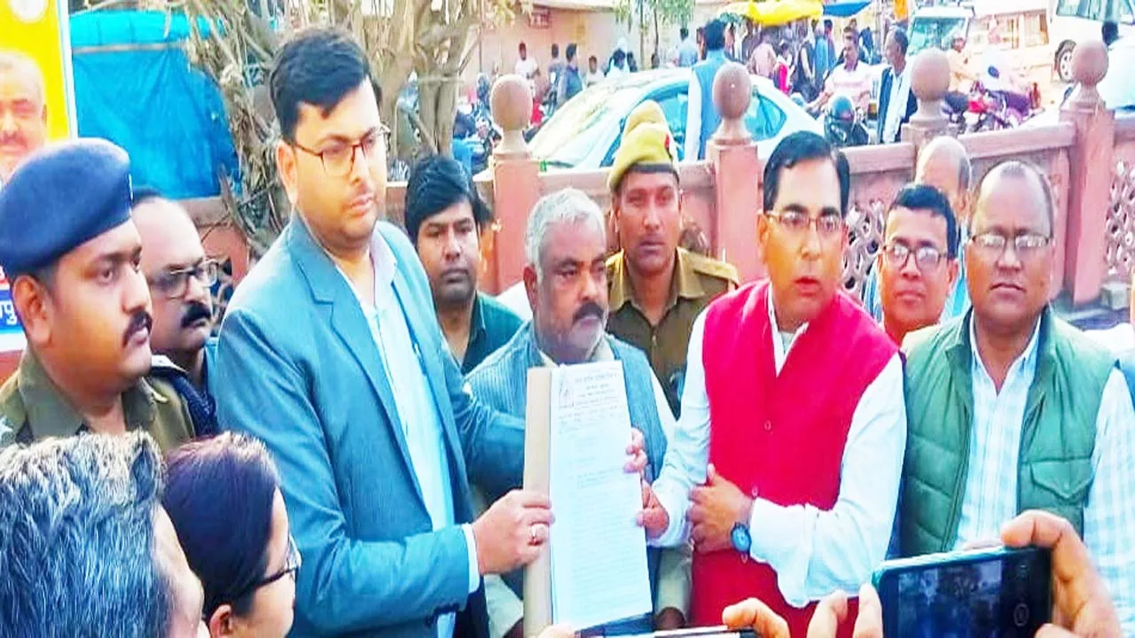 सुलतानपुर: डिजिटलाइजेशन पर सख्त हुआ प्राथमिक शिक्षक संघ!, कहा- बिना नेटवर्क व सिम नहीं चलाएंगे मोबाइल