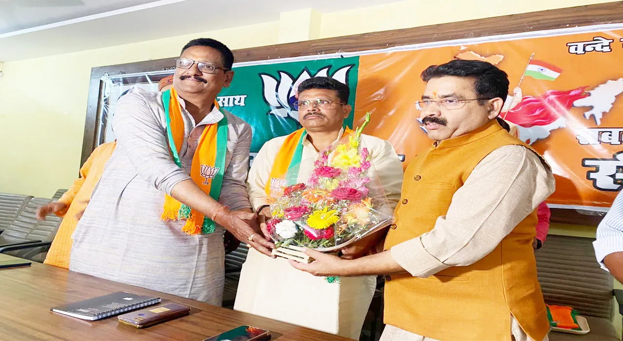 सीतापुर: दो दर्जन नेताओं ने छोड़ी सपा, थामा भाजपा का दामन