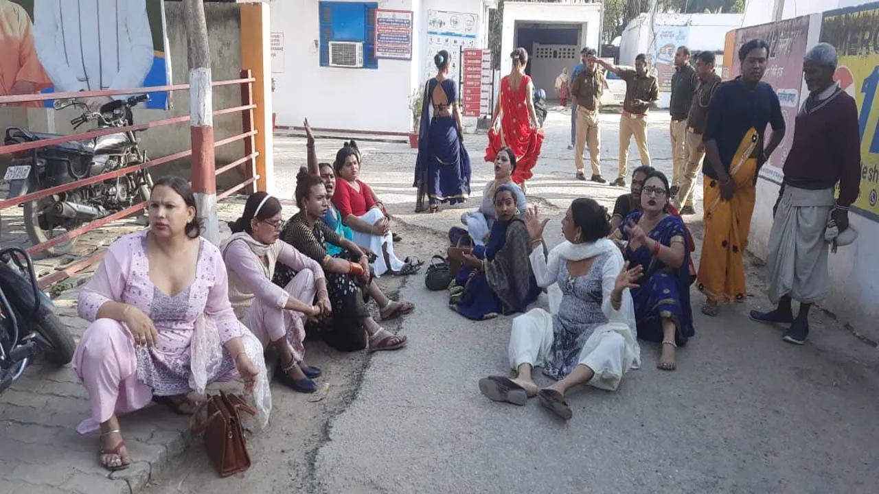 रायबरेली: बधाई पाने को असली और नकली किन्नरों में जमकर हुई हाथापाई, कोतवाली में हुआ हंगामा