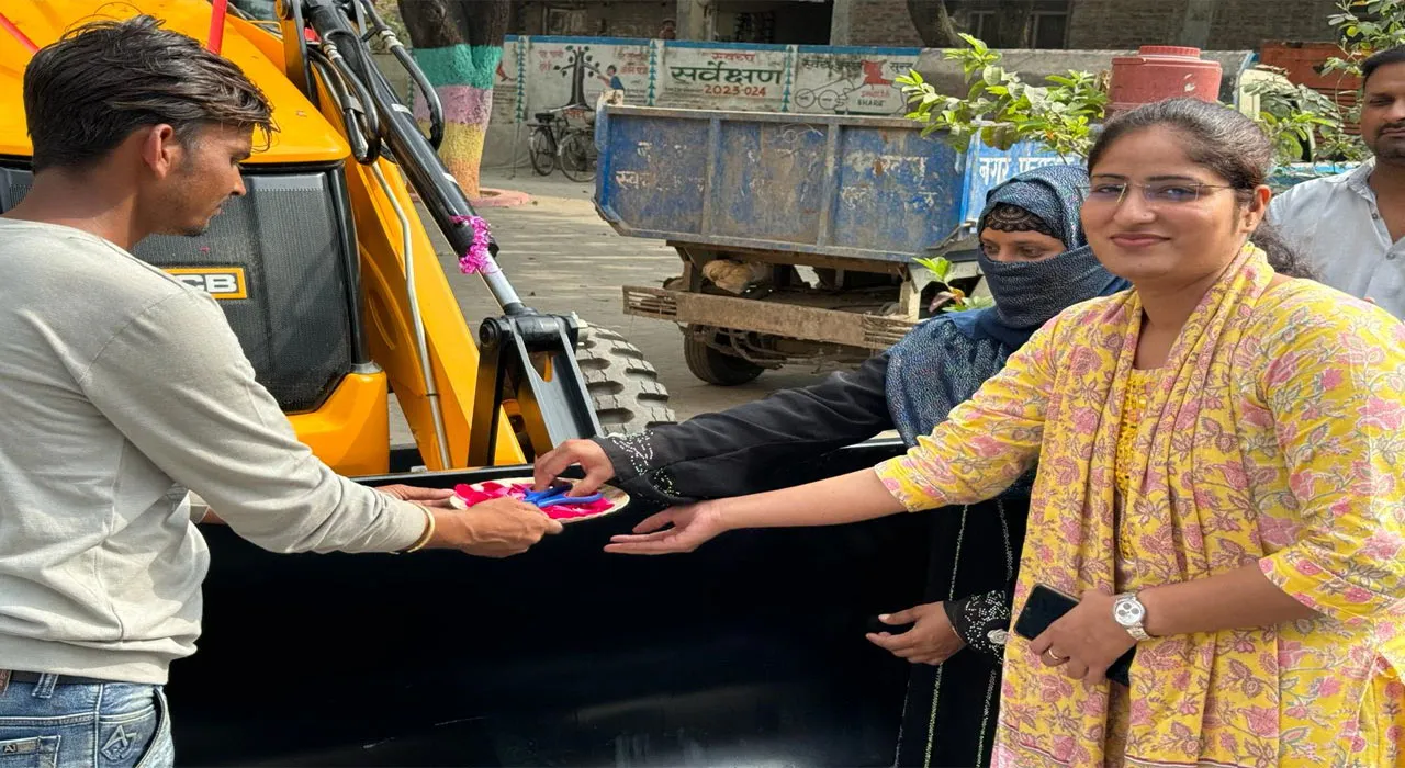 बहराइच: अब उधारी के बुलडोजर से नहीं होगी अतिक्रमण पर कार्रवाई, जरवल नगर पंचायत को मिला अपना निजी जेसीबी 