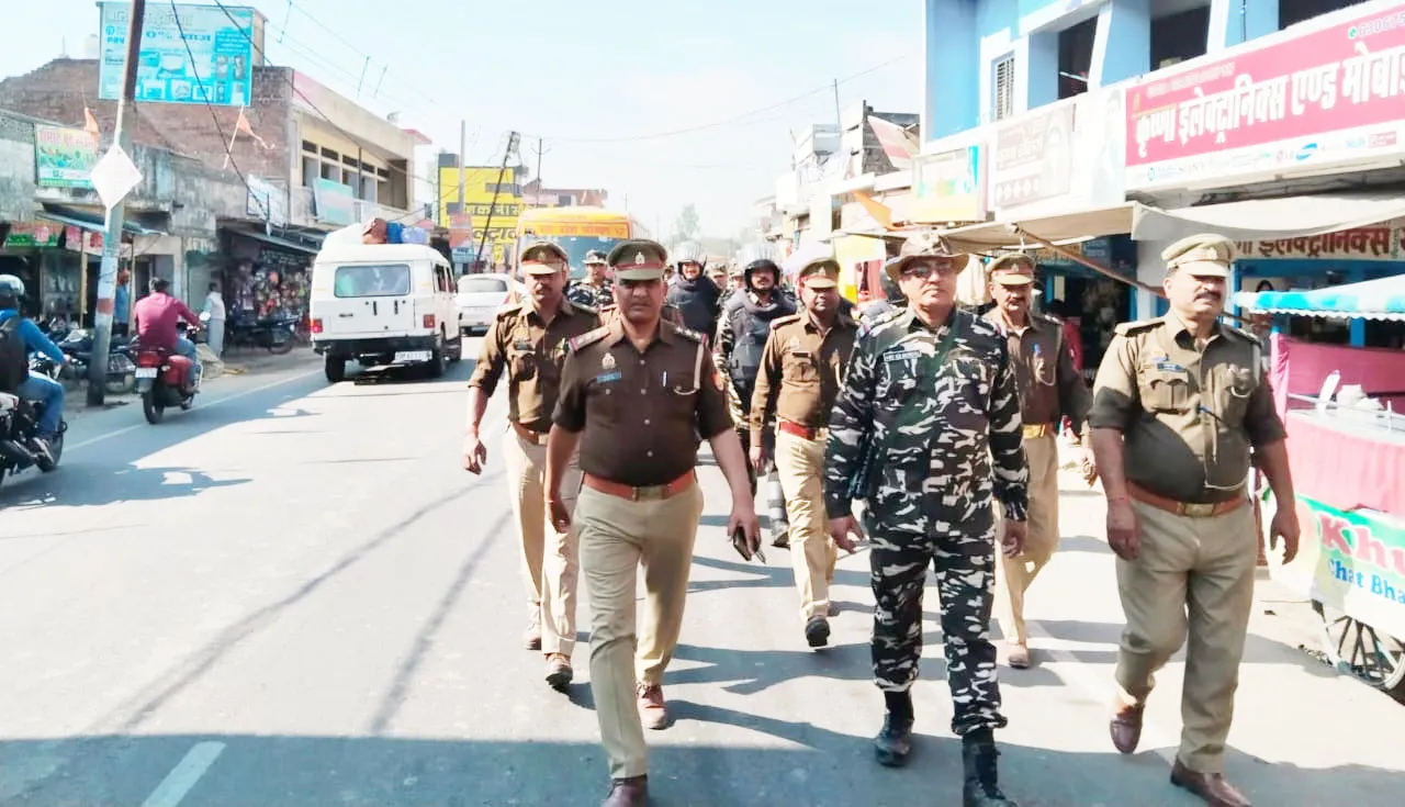 लोकसभा चुनाव और त्योहारों को लेकर पुलिस व आरएएफ ने किया फ्लैग मार्च 