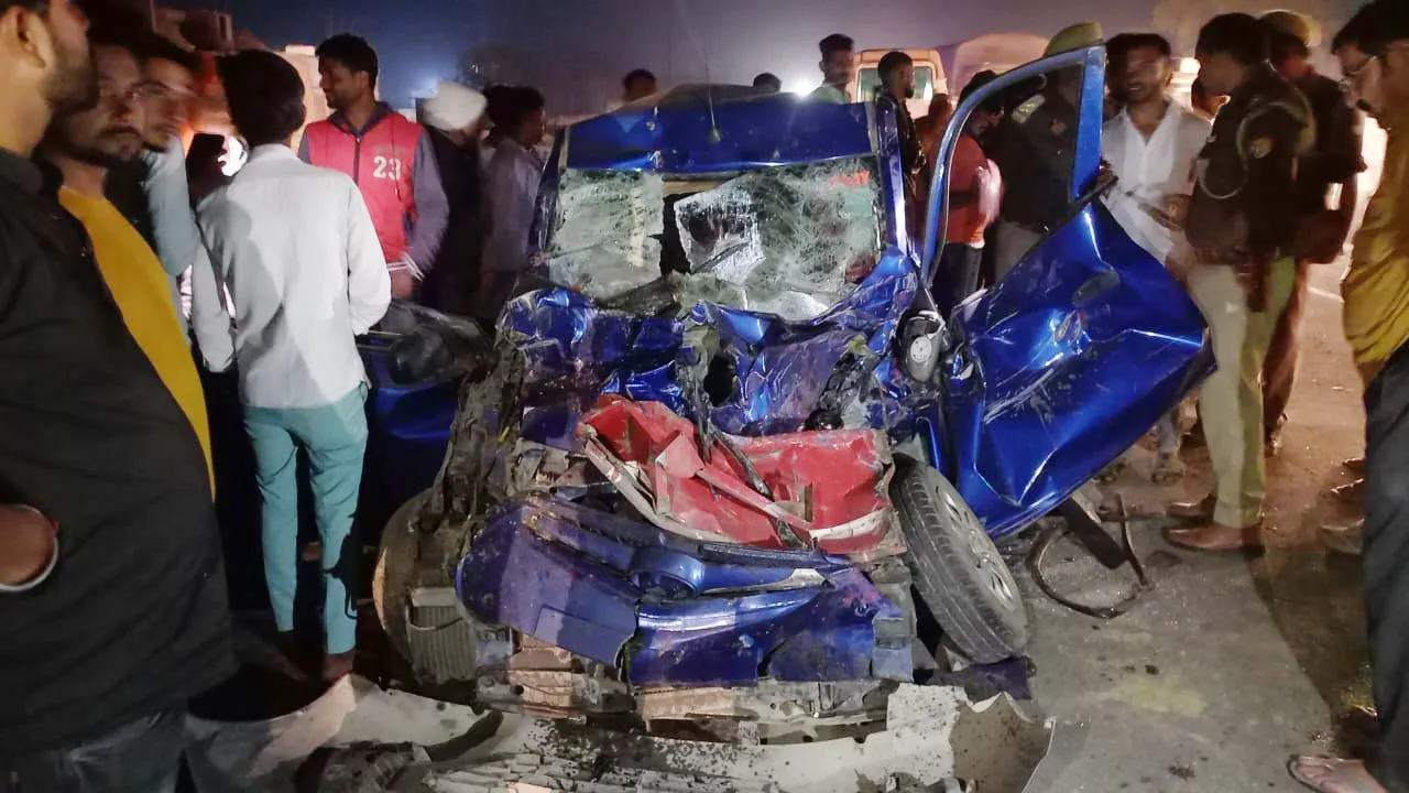 प्रतापगढ़: टायर फटने से रोडवेज से भिड़ी कार, मां-बेटे समेत तीन लोगों की मौत, कोहराम