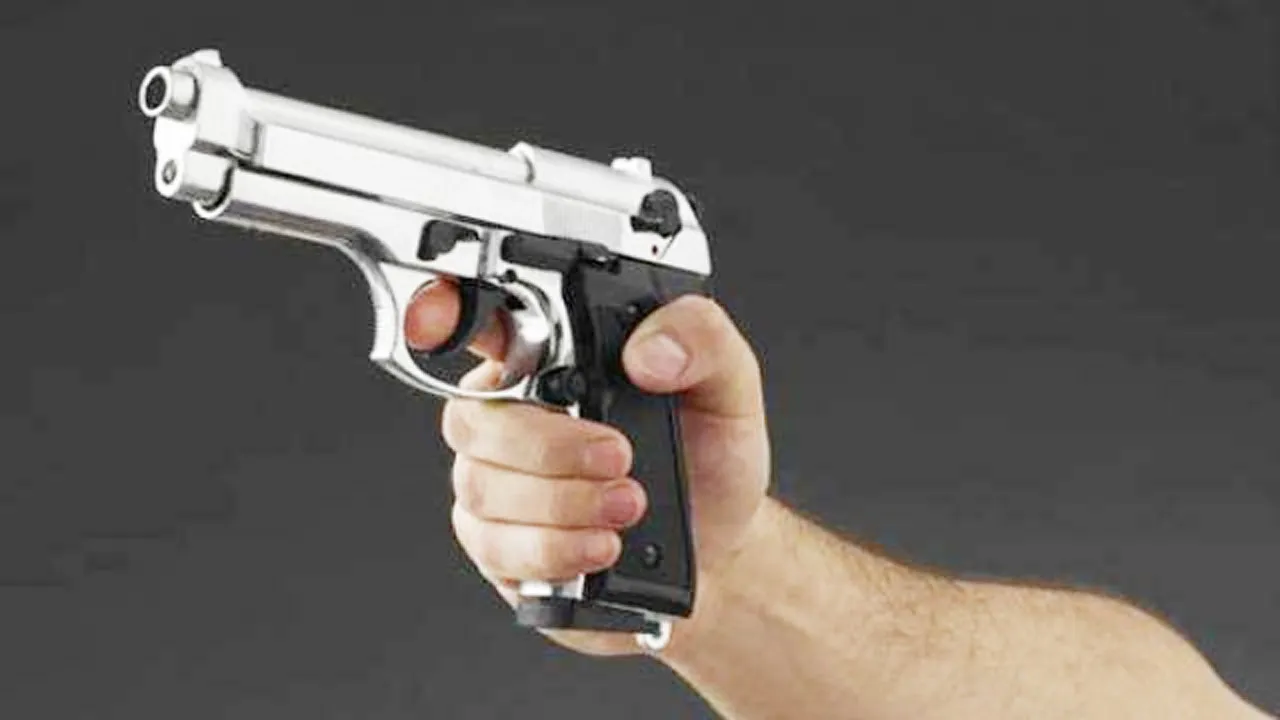 अमेठी: दबंग ने रायफल तान कर फैलाई दहशत, ग्रामीण से कहा- भाग जाओ नहीं तो मार दूंगा गोली, जानें मामला, video