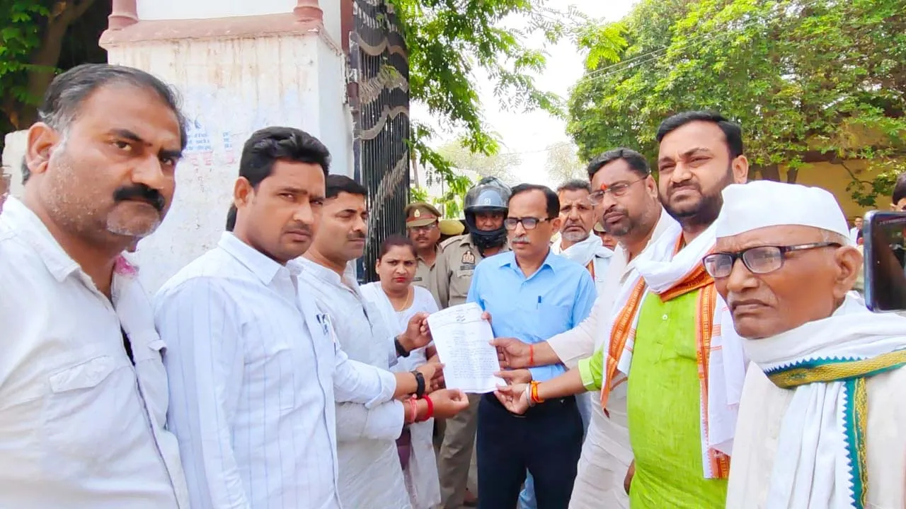 सुलतानपुर: खाता फ्रीज मामले में कांग्रेस हुई 'गर्म', किया प्रदर्शन, सौंपा ज्ञापन