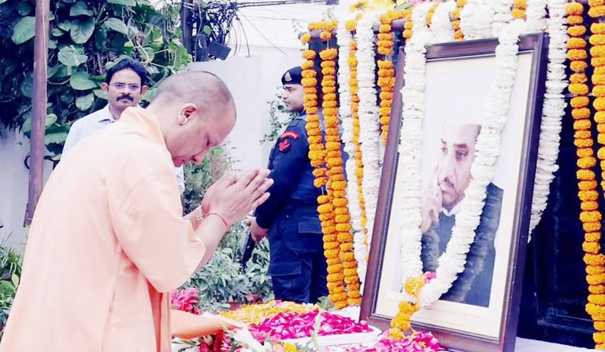 लखनऊ: सीएम योगी ने पूर्व मुख्यमंत्री हेमवती नंदन बहुगुणा को दी श्रद्धांजलि, प्रतिमा पर किया माल्यार्पण, कही यह बात...