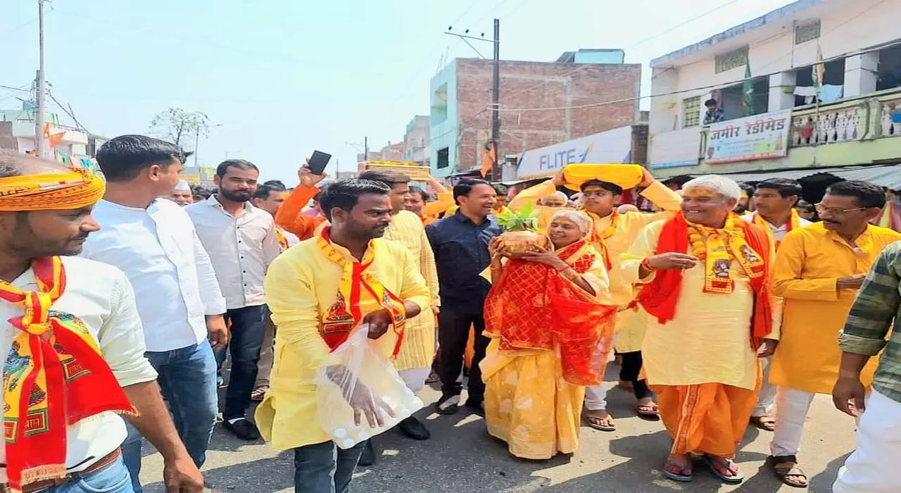 अमेठी: श्रीमद्भागवत कथा के लिए निकाली गई भव्य शोभा यात्रा, माताओं-बहनों के मनमोहक भजनों ने मोहा मन, बच्चों ने भी दीं प्रस्तुतियां