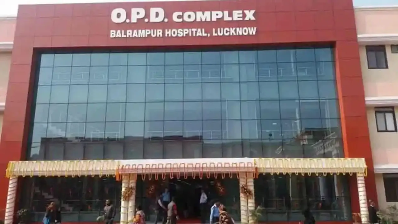 लखनऊ: बलरामपुर अस्पताल की इमरजेंसी में भर्ती होने के लिए मरीज करते हैं घंटों इंतजार, स्ट्रेचर पर तड़पना बनी नियति!