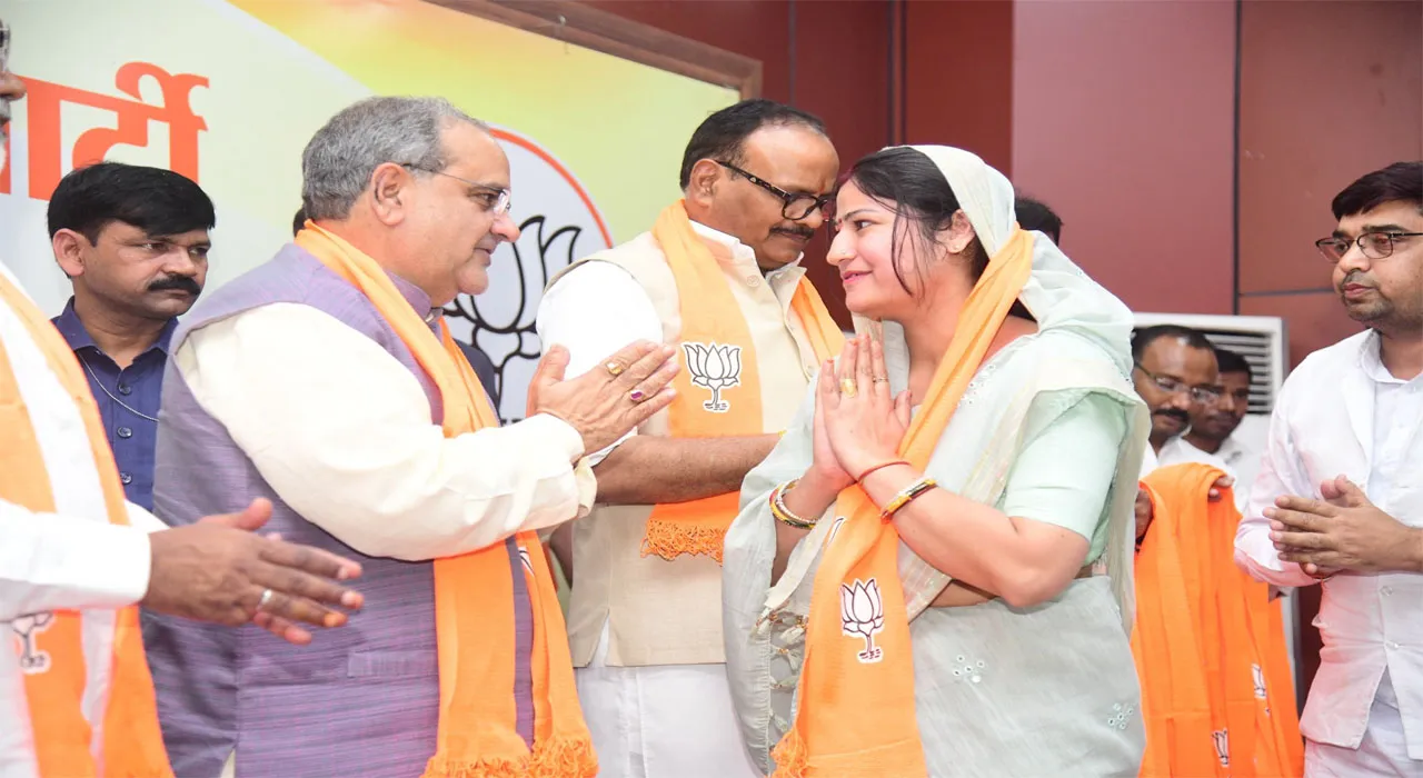 लोस. चुनाव से पूर्व सपा और बसपा को लगा झटका, कई दिग्गज नेताओं ने ज्वाइन की बीजेपी, डिप्टी सीएम ने दिलाई सदस्यता