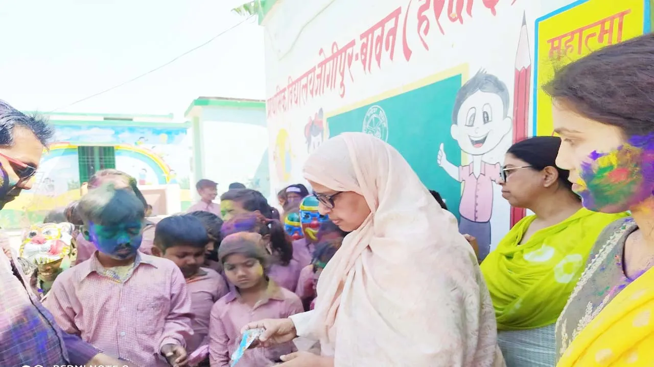 हरदोई: होली से पहले मुस्लिम प्रिंसिपल ने बच्चों पर लुटाया प्यार!, बांटी पिचकारी, गुलाल और मुखौटे, दी यह 'अनमोल' सलाह!