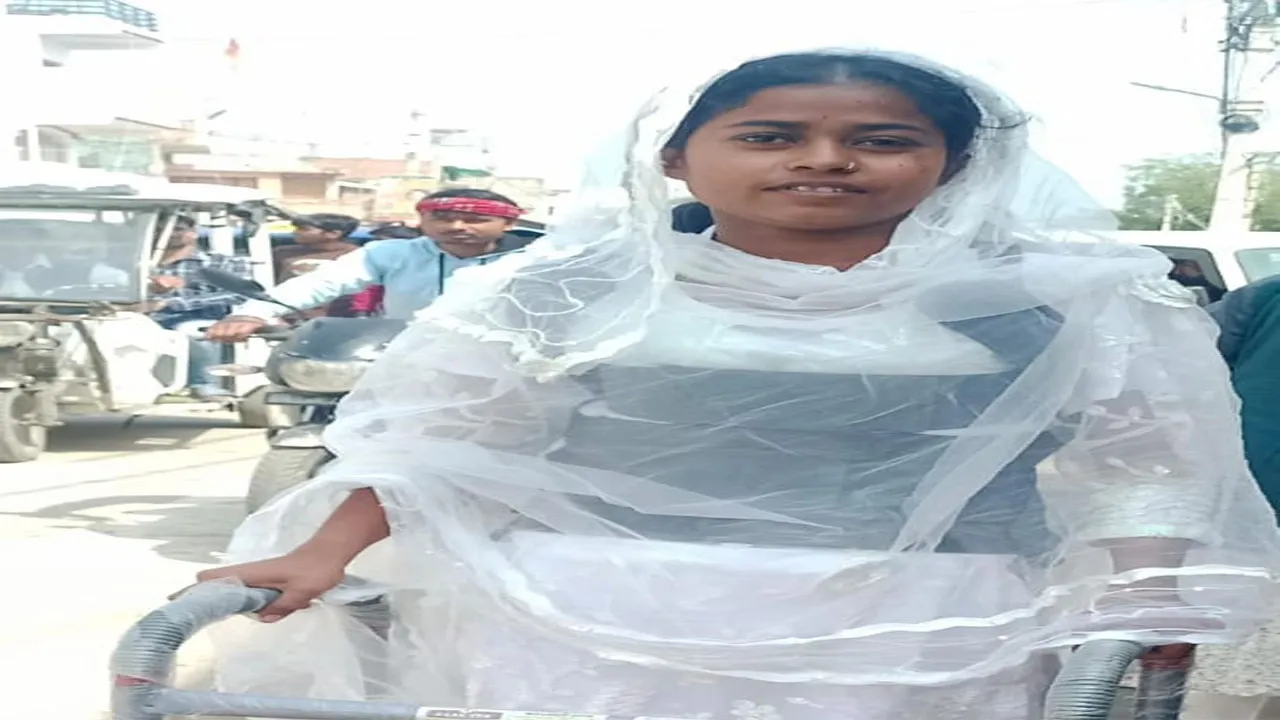 बहराइच: हौसले हों बुलंद तो अड़चनें नहीं रोक सकतीं मुकाम, रीढ़ की हड्डी टूटी होने के बाद भी परीक्षा में शामिल हुई छात्रा