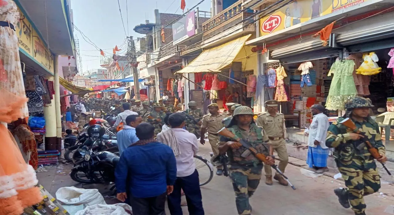 श्रावस्ती: इंडो-नेपाल से सटे गांवों में बीएसएफ और पुलिस ने संयुक्त रूप से किया फ्लैग मार्च, जनता को कराया सुरक्षा का एहसास