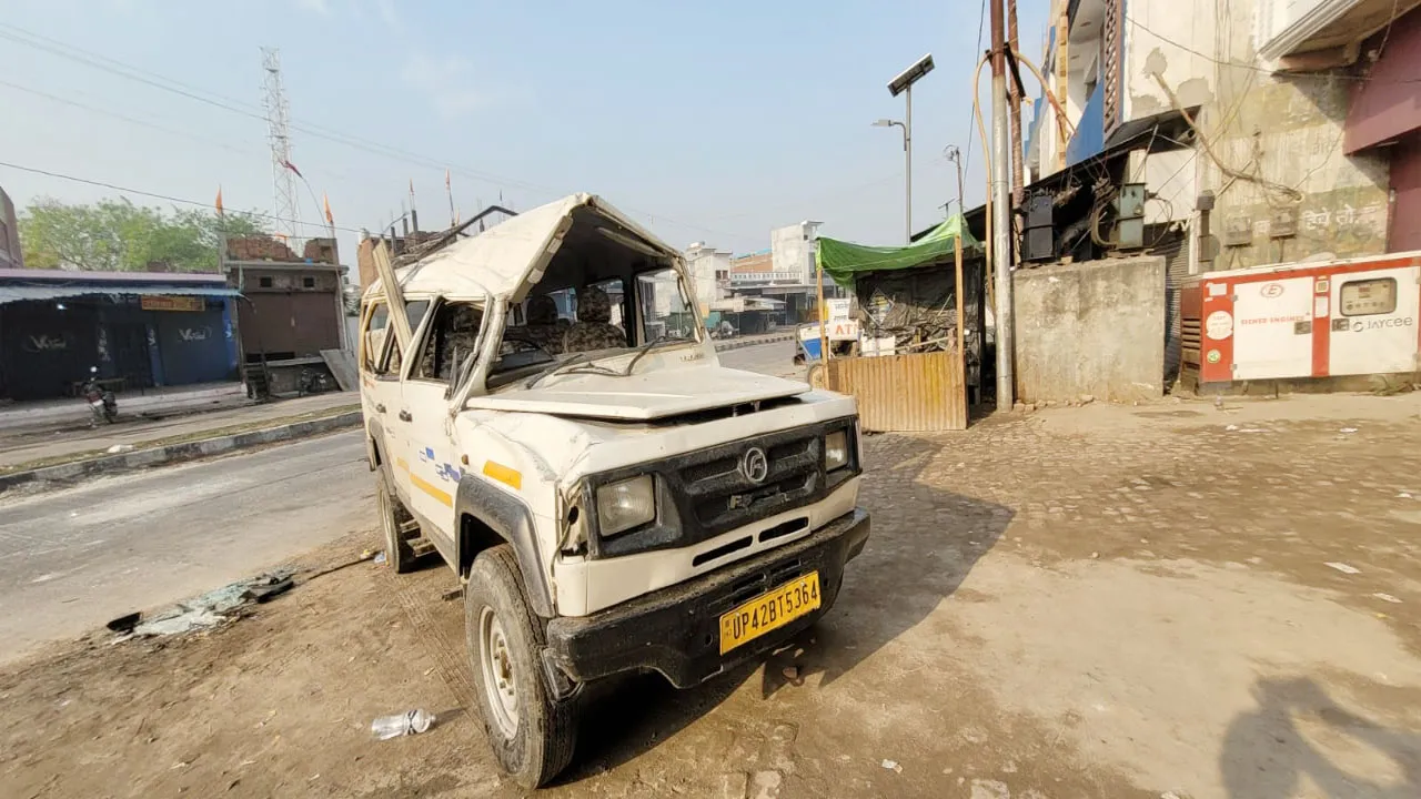 बहराइच: श्रद्धालुओं से भरा पिकअप वाहन पलटा, 12 घायल, दो की हालत गंभीर, जानकारी के बाद भी मौके पर नहीं पहुंची पुलिस