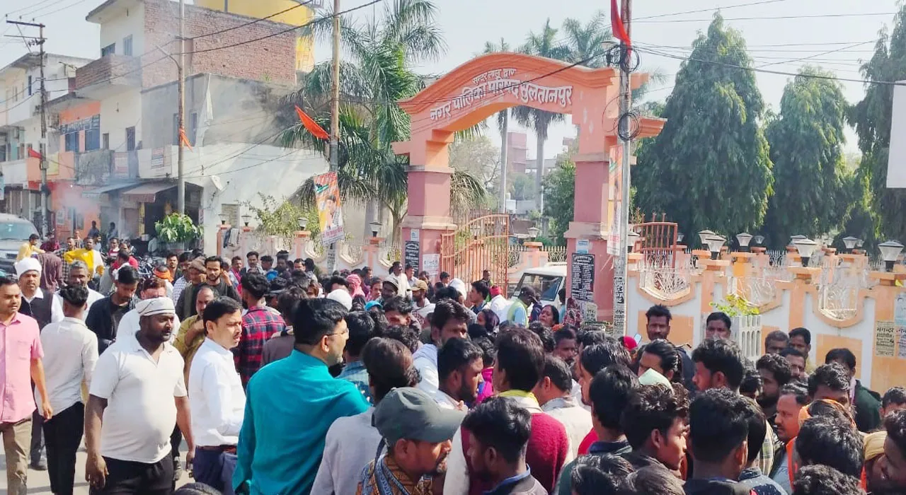 सुलतानपुर: अतिक्रमण हटाने निकली टीम से व्यापारियों ने की मारपीट, पिटाई से नाराज सफाई कर्मियों ने किया कार्य बहिष्कार