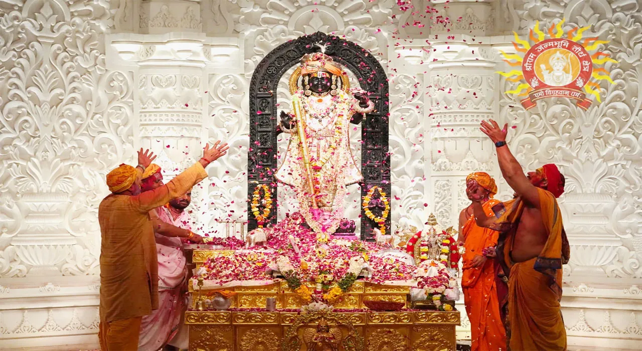 अयोध्या: रामलला को लगाया कचनार के फूलों का रंग, सुनाया फगुआ, हुई पुष्प वर्षा