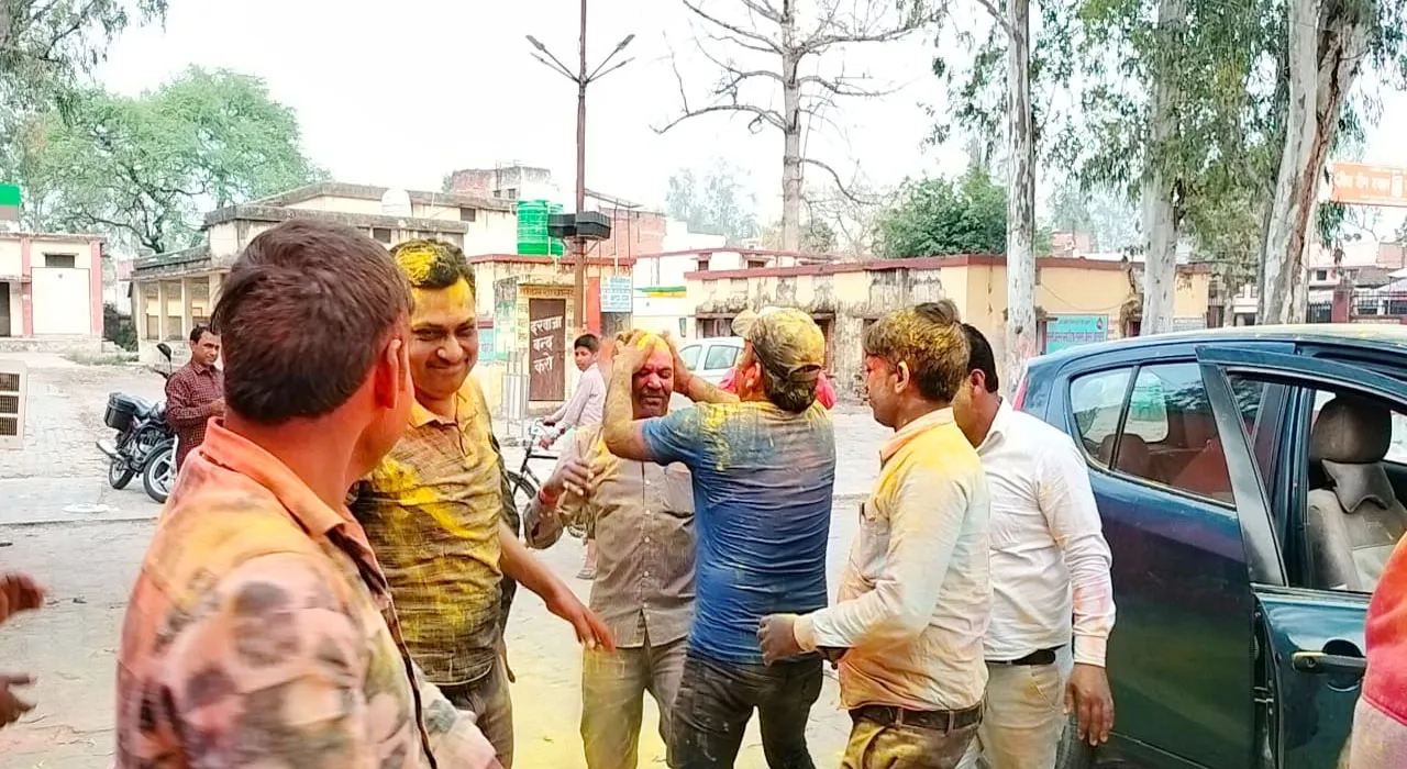 गोंडा: होली की खुमारी में डूबे लोग! फगुआ गीतों संग खूब उड़ा गुलाल