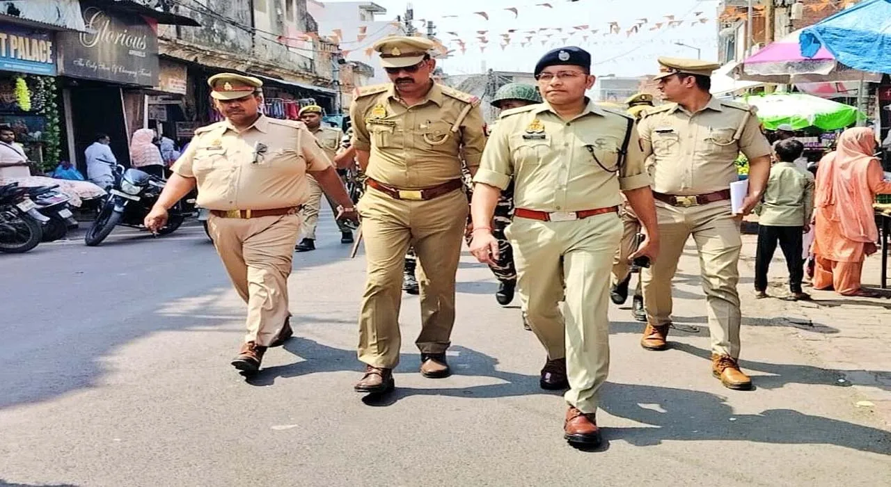 गोंडा: पैरामिलिट्री फोर्स के साथ एसपी ने किया रूट मार्च, कहा- अफवाह फैलाने वालों पर है पुलिस की नजर