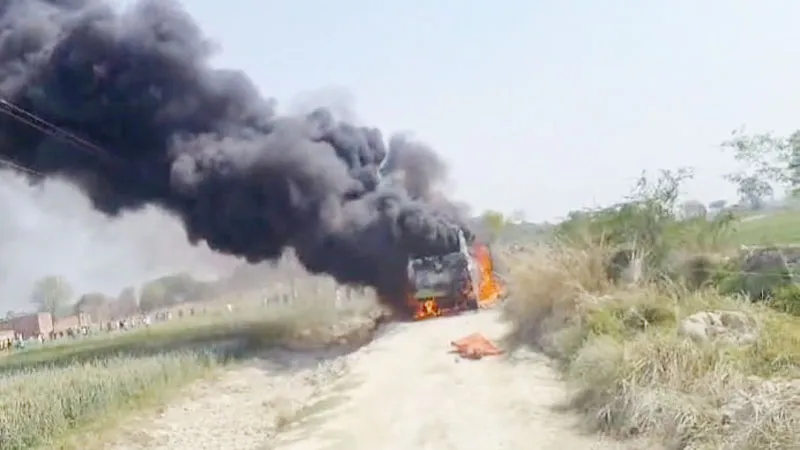  गाजीपुर में बस में आग लगने से पांच की मौत, दस घायल, तीन इंजीनियर निलंबित