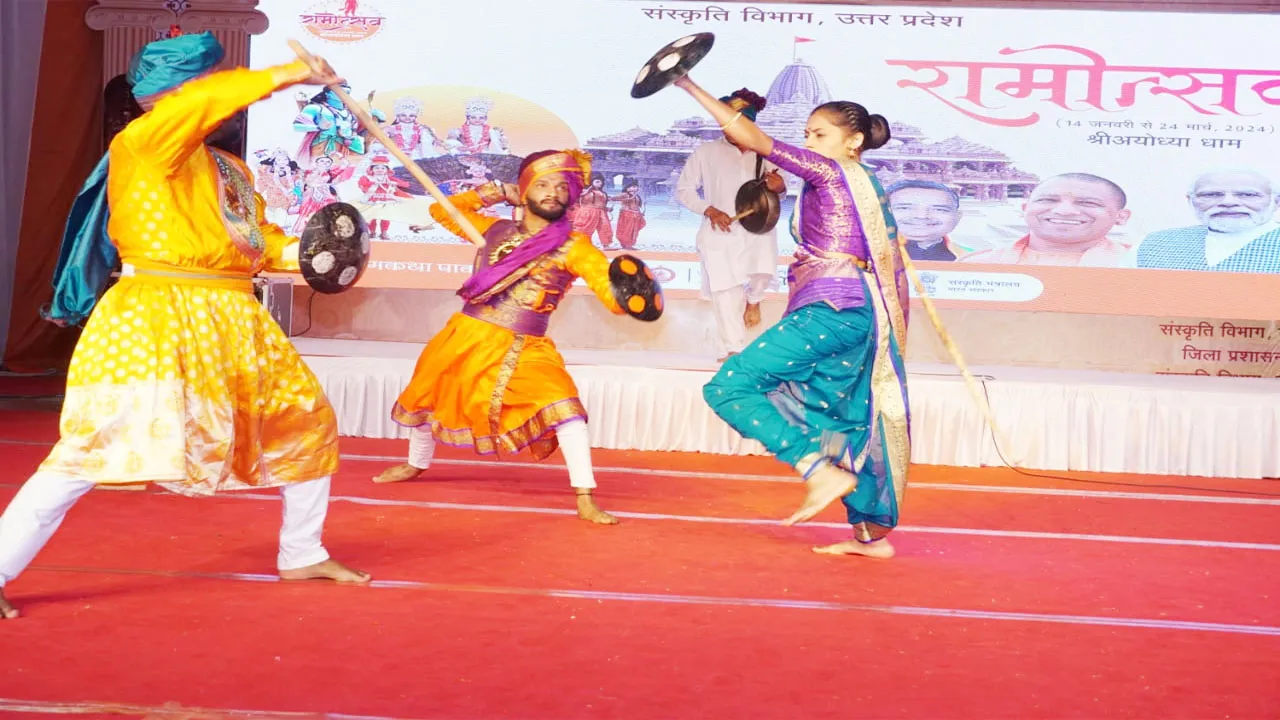 अयोध्या: कठपुतली के नृत्य व गरबे की धुन पर हुई रामस्तुति, महाराष्ट्र की तलवारबाजी ने मचाई धूम