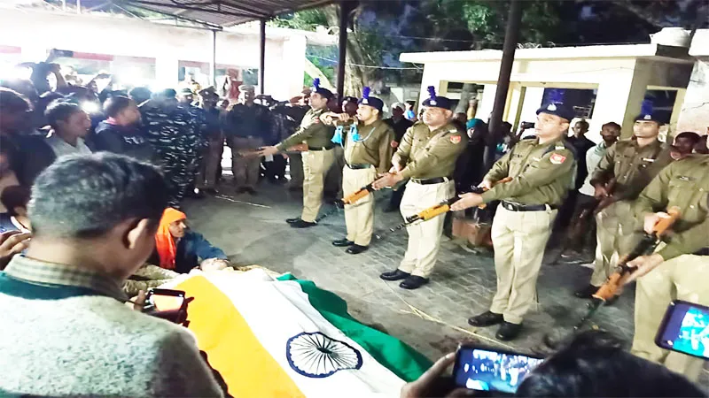 हरदोई: सीआरपीएफ के इंस्पेक्टर की संदिग्ध परिस्थितियों में हुई मौत, राजकीय सम्मान के साथ दी गई विदाई, शोक में डूबे लोग