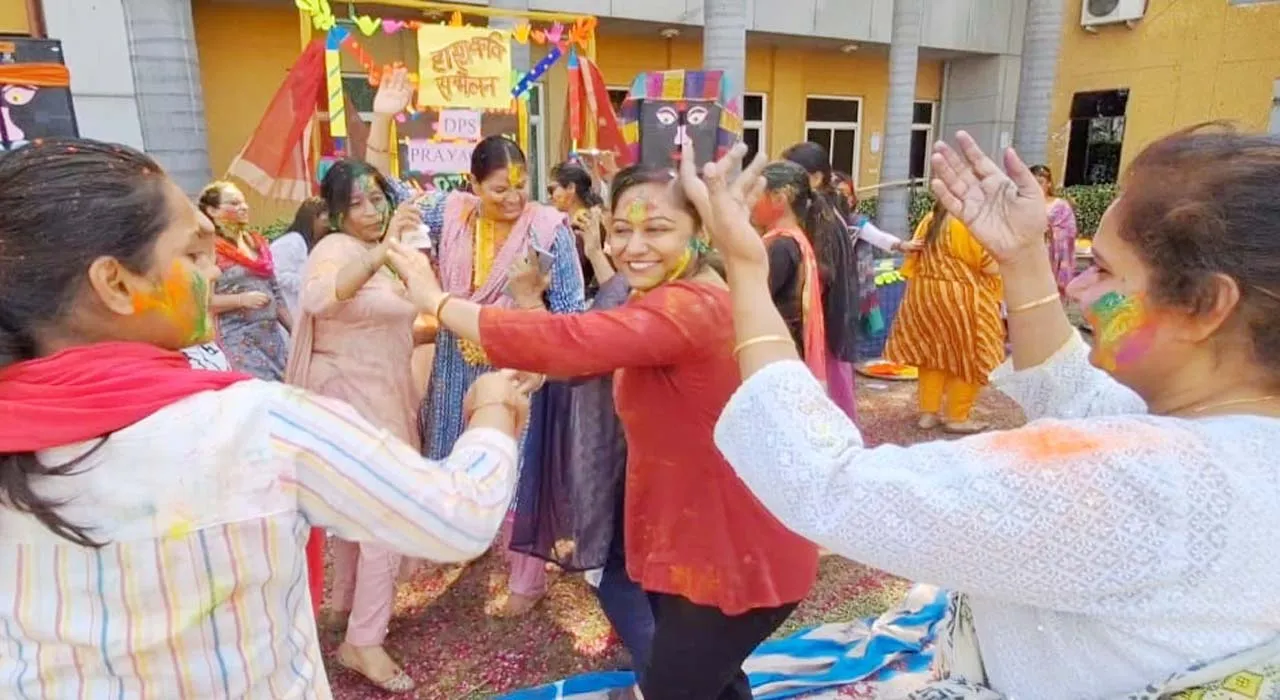 प्रयागराज: होली के रंग में रंगा रहा डीपीएस, झूमे शिक्षक और कर्मचारी, खूब हुई मस्ती