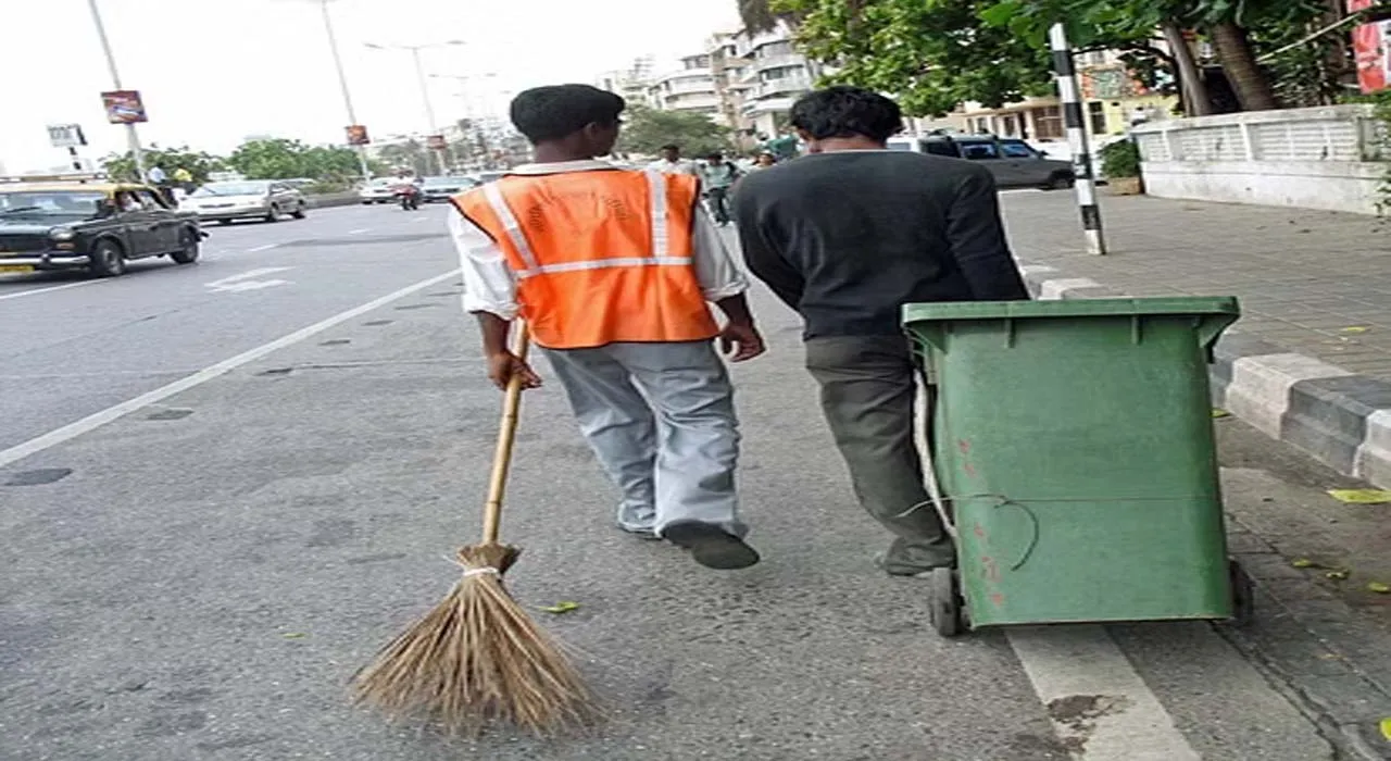 लखनऊ: सफाईकर्मियों की सेहत के लिए बीबीएयू फिक्रमंद, बनाई अनोखी किट, अब बिना छुए कूड़ा बिन सकेंगे sweeper!