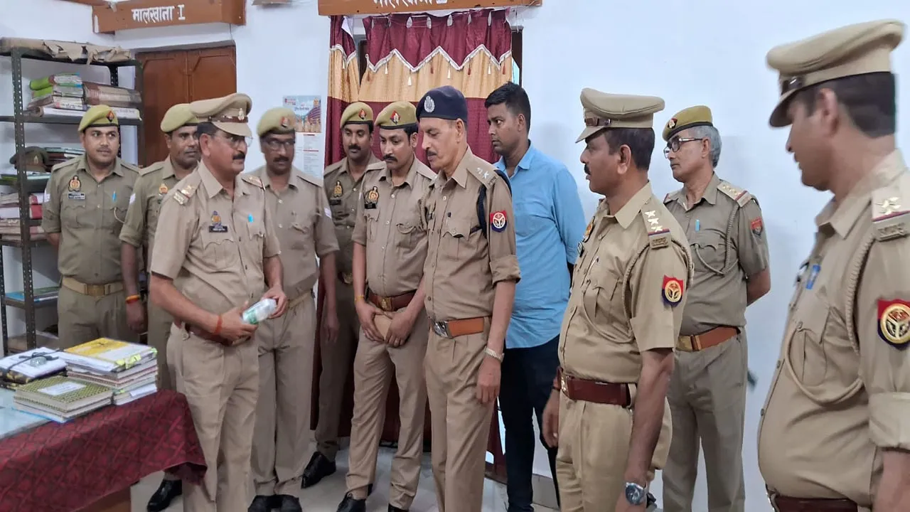 गोंडा: जीआरपी एसपी ने परखी रेलवे स्टेशन की सुरक्षा, मातहतों को पढ़ाया कर्त्तव्य निष्ठा का पाठ