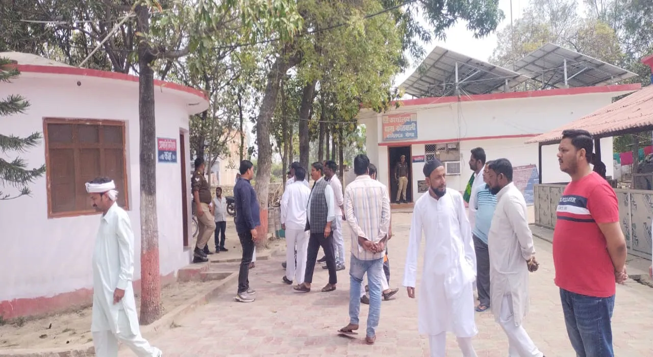 गोंडा: पालिका दफ्तर बना अखाड़ा, शिकायतकर्ता व कर्मियों के बीच हुई मारपीट, फाड़े अभिलेख, दफ्तर में तोड़फोड़