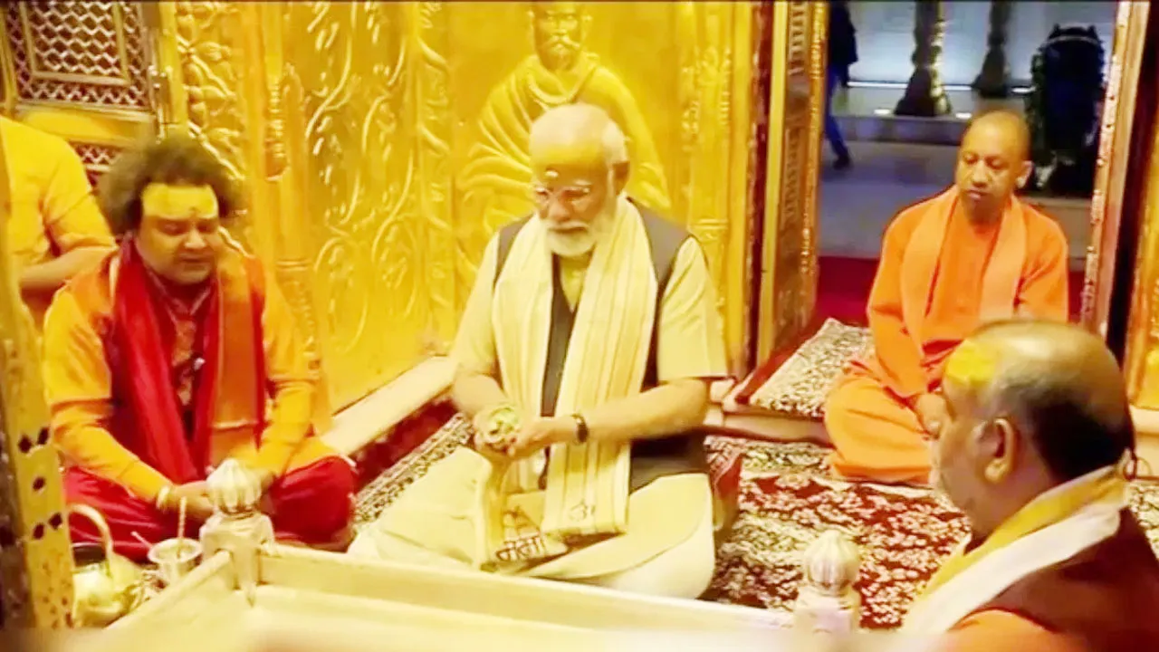 वाराणसी: पीएम मोदी ने काशी विश्वनाथ मंदिर में की पूजा-अर्चना, निकाला रोड शो, सीएम योगी साथ में रहे मौजूद