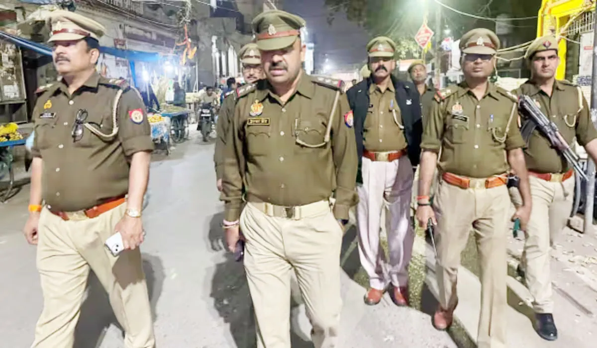 लखनऊ: सीएए लागू होते ही सड़क पर उतरी 'खाकी', पुलिस आयुक्त ने सुरक्षा बल के साथ पुराने शहर में निकाला फ्लैग मार्च