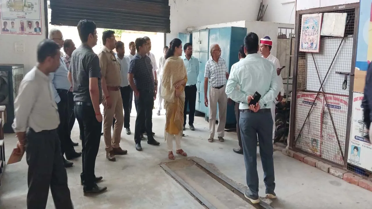 रायबरेली: जिला निर्वाचन अधिकारी ने किया स्ट्रांग रूम का निरीक्षण, अधीनस्थों को दिए अहम निर्देश