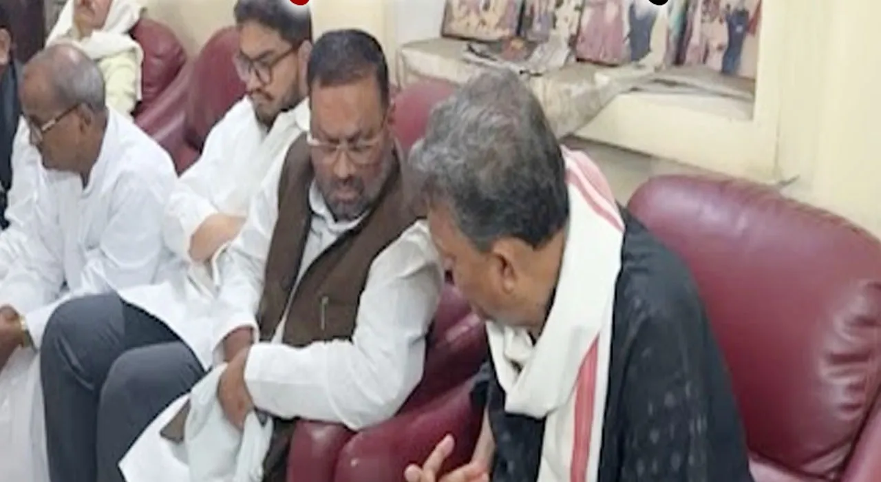 गाजीपुर में मुख्तार अंसारी के घर पहुंचे स्वामी प्रसाद मौर्य, परिवार को दी सांत्वना, देखें VIDEO 