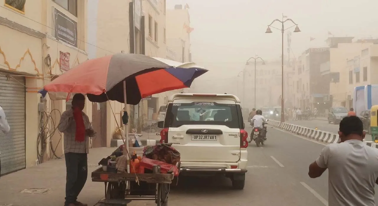 अयोध्या: तेज आंधी से रामनगरी की बिजली हुई गुल, कई स्थानों पर गिरे पेड़, जनजीवन हुआ प्रभावित