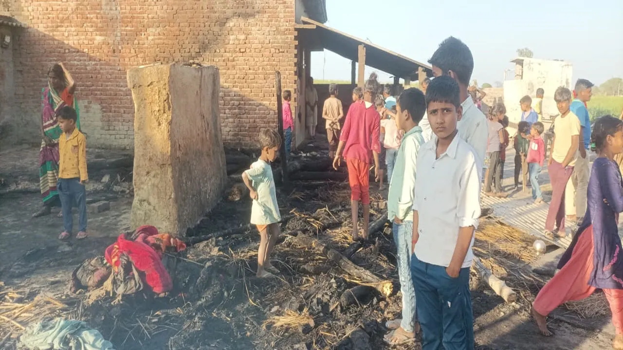 बहराइच: अज्ञात कारणों से लगी आग में चार मकान समेत लाखों की संपत्ति जलकर हुई राख, सूचना के बाद भी नहीं पहुंची दमकल
